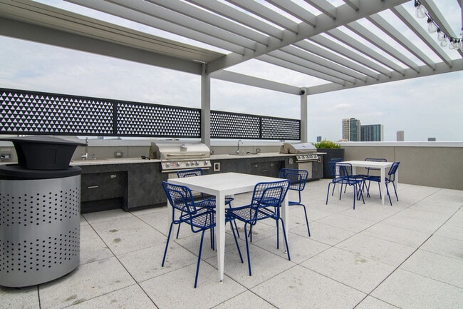 Building Photo - 701 Richmond Ave.