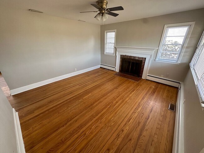 Building Photo - Charming 3BR Home Near Duke Regional