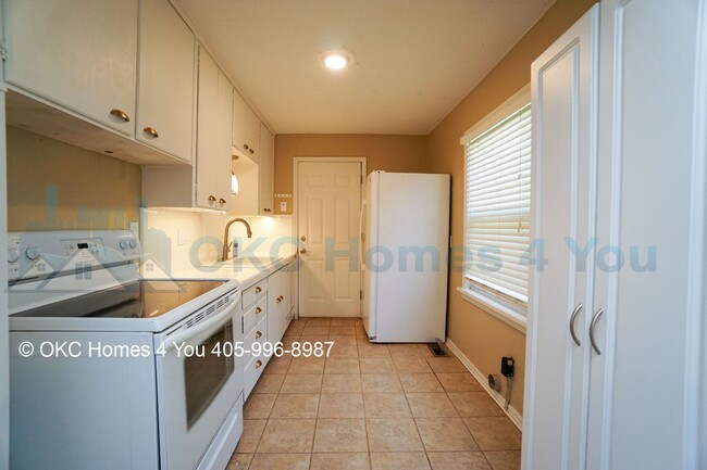 Building Photo - Stylish, Updated 2 Bedroom House! Move-in ...