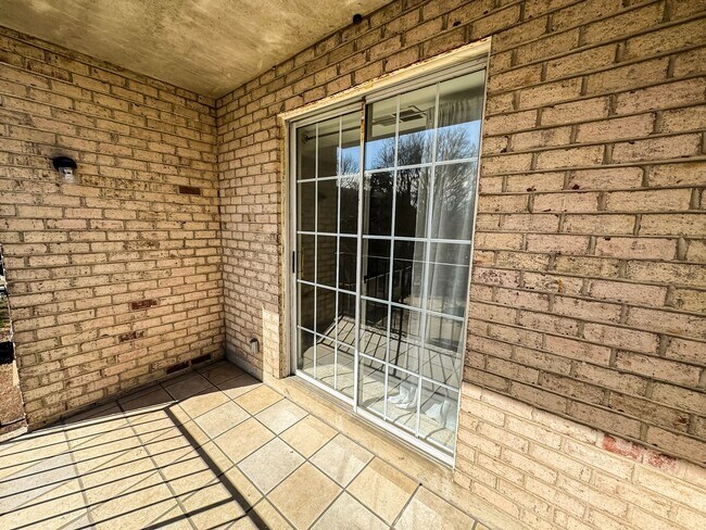 Building Photo - ***Coming Soon*** Sun-filled 1 Bed 1 Bath Condo In Scenic River Terrace - Water Included!