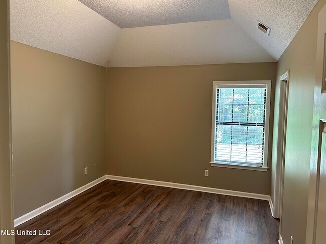 Building Photo - 960 Clarington Dr