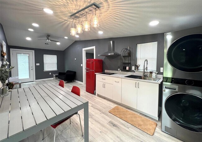 Building Photo - 3500 Del Robles Dr