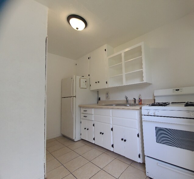Building Photo - 641 Robinson St