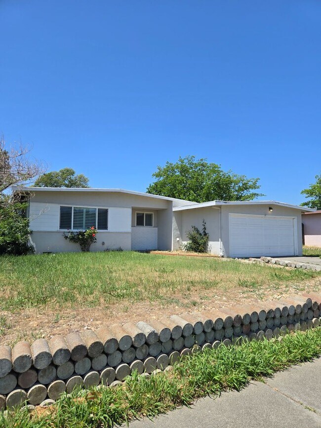 Building Photo - Beautifully Updated 3 Bed, 2 Bath House