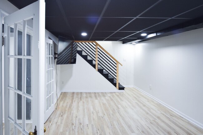 Building Photo - 5 Bedroom || 2 Bathroom - Single Family Ho...