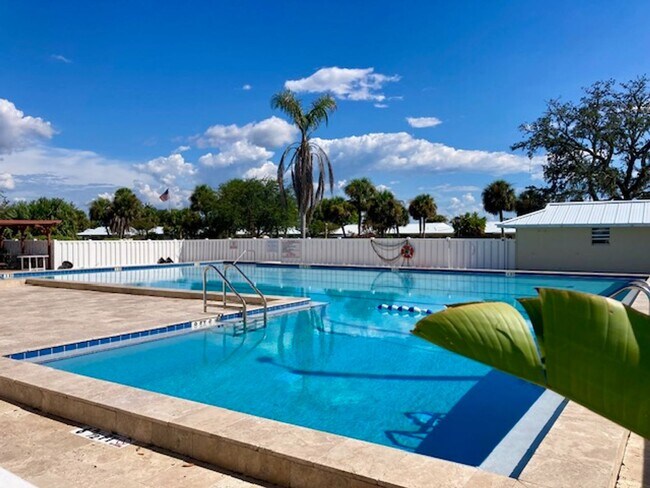 Building Photo - 2 bedroom, 2 bath condo in "The Islands"