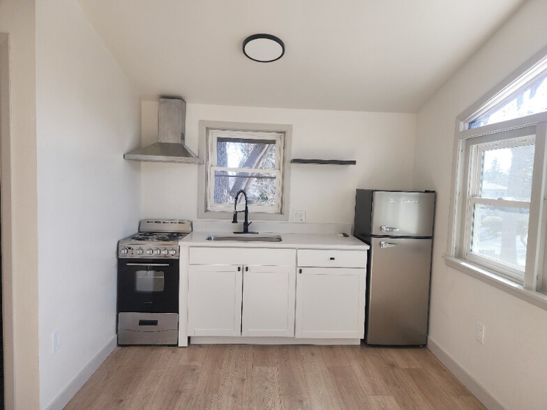 Primary Photo - 860 S Quivas St
