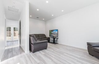 Building Photo - 6511 Clybourn Ave