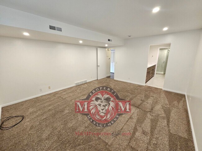 Building Photo - 5704 S Waterbury Way