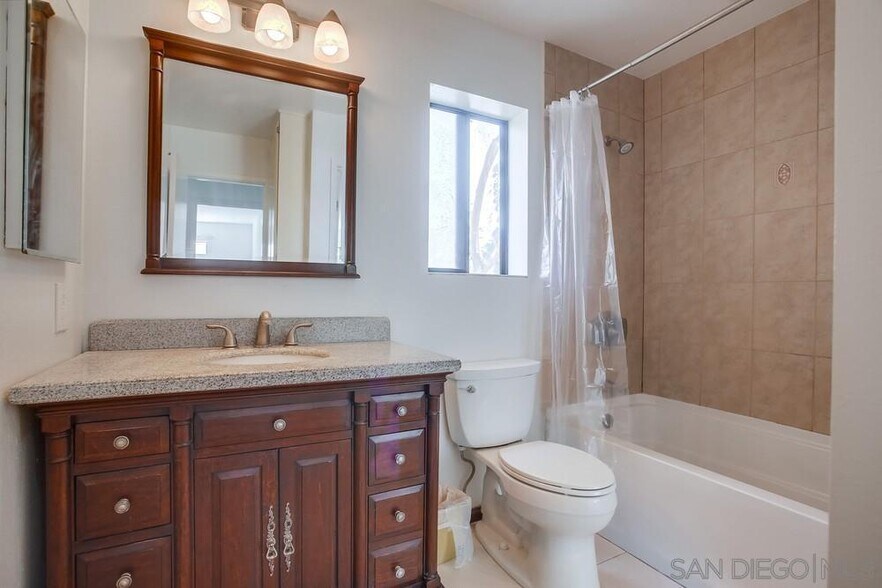 Full Bath - 4651 Pico St