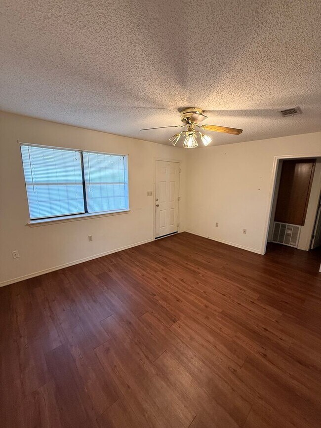 Building Photo - 312 E H Pl