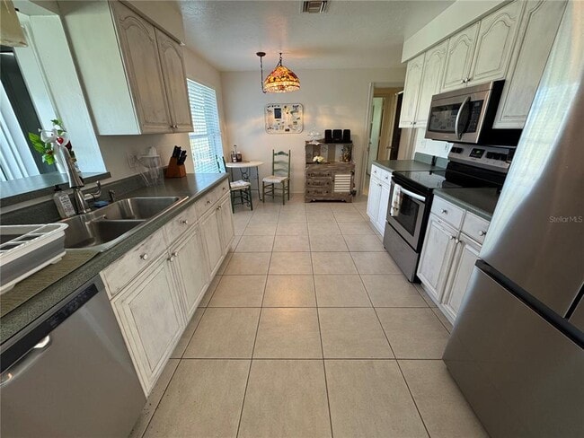 Building Photo - 1335 Cambridge Dr