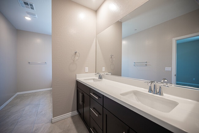 Building Photo - 600 N Carriage Hill Dr