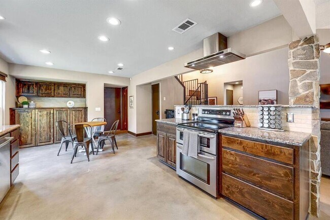 Building Photo - 901 Oakcrest Cir