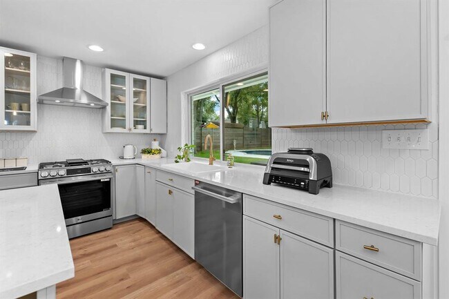 Building Photo - 8806 Ridgehill Dr