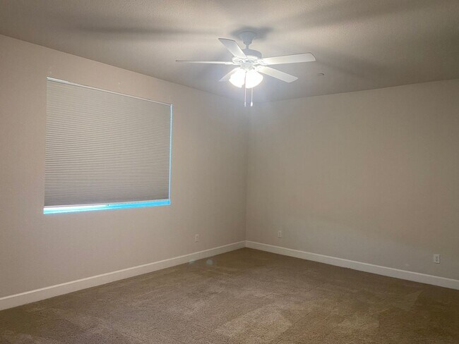 Building Photo - Stop the car