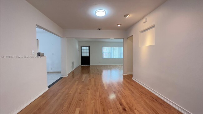Building Photo - 1520 NE 108th St