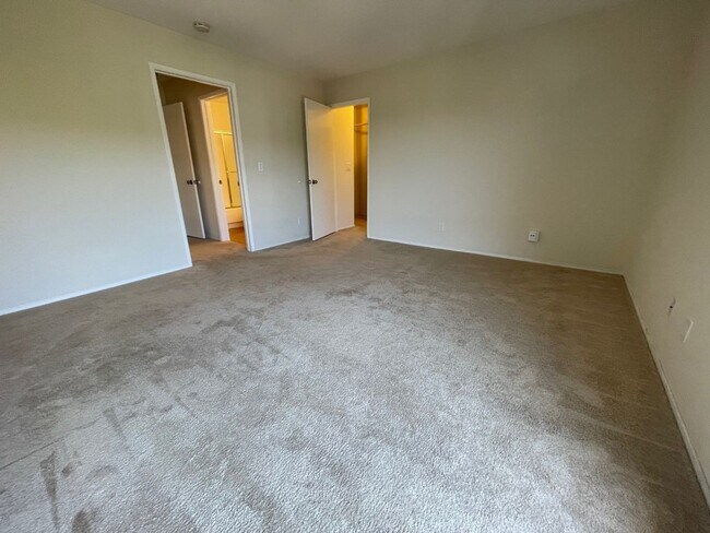 Building Photo - TOP FLOOR 1BD/1BATH Condo Available For Rent at the Watergate Community in Emeryville!!!!