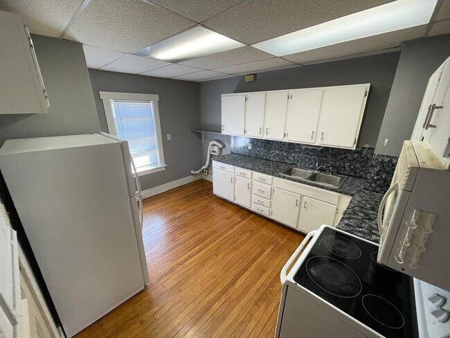 Building Photo - Bright and spacious 1 bedroom apartment