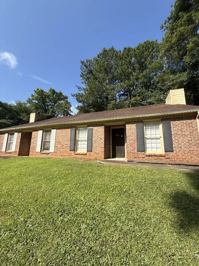 Building Photo - 2870 Lakemont Dr SW