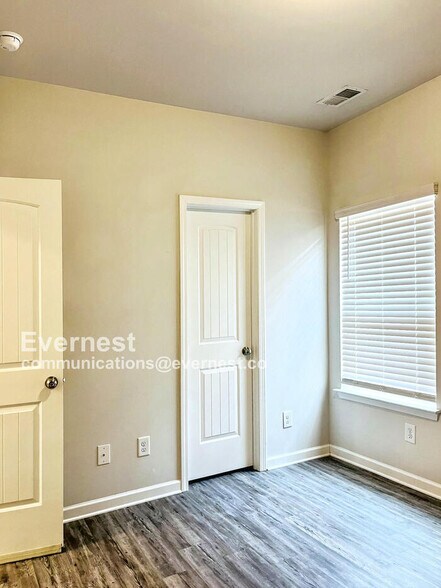 Building Photo - 2217 Silverton Dr