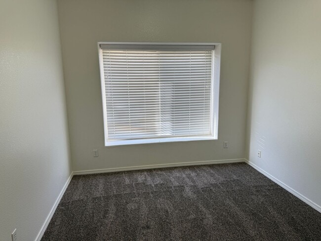 Building Photo - Beautiful 3 Bedroom, 2 Bath Within Walking Distance to RUST Medical!