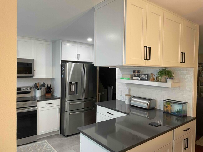 Building Photo - Lovely Kirkland House Ready for Someone to make it a HOME