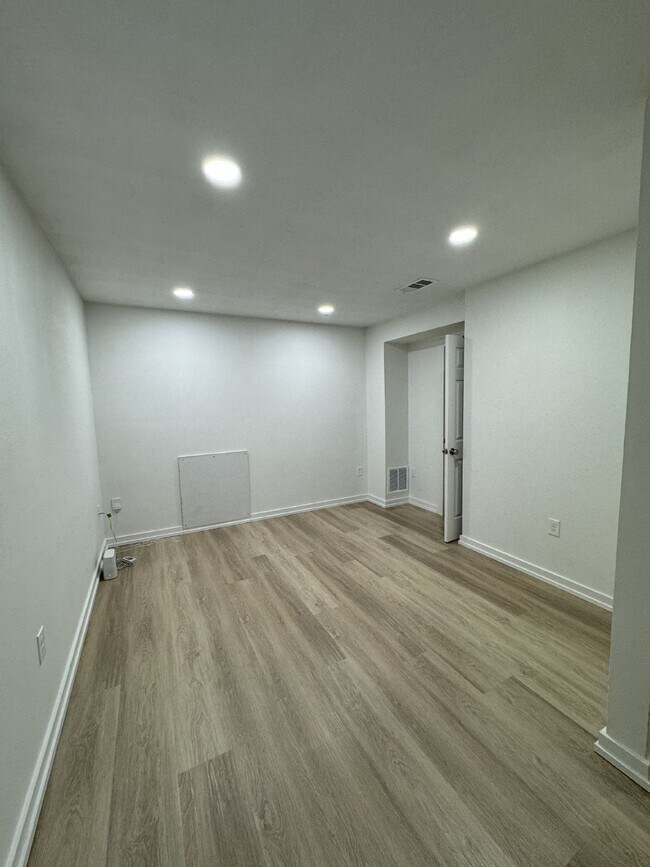 Building Photo - "Charming 1-Bedroom Haven with 1.5 Baths on Hines Avenue, Waco"