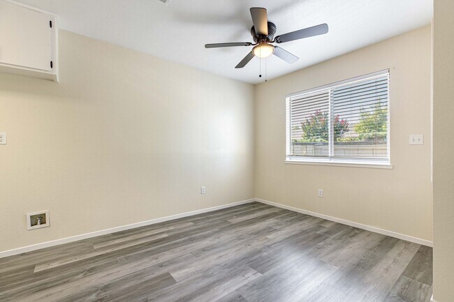 Building Photo - 1229 W Roseburg Ave