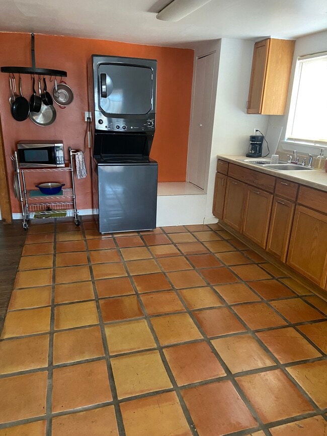 Building Photo - 1516 1/2 Edith Blvd. NE