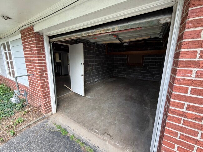 Building Photo - 10000 Knollcrest Ct