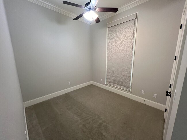 Building Photo - Stunning 4 bedroom, 3 bathroom 2 story hom...