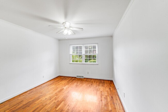 Building Photo - COMING SOON! Prime Gastonia Location – Cozy Brick Home with Modern Touches!
