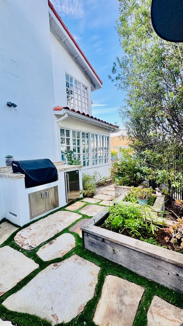 Building Photo - 1423 Floresta Pl
