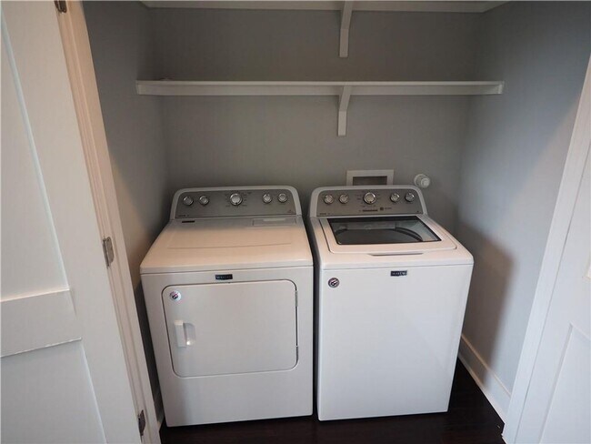 Building Photo - Modern 2 bed/2.5 bath Central Austin Home