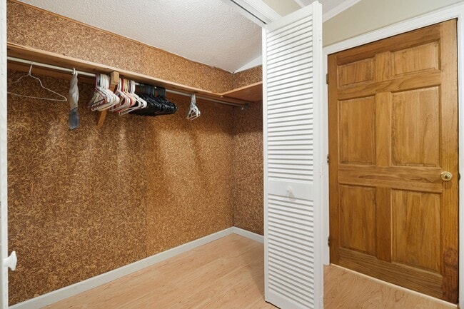 Building Photo - Rare 1-Bedroom in Fairview with Bonus Room...