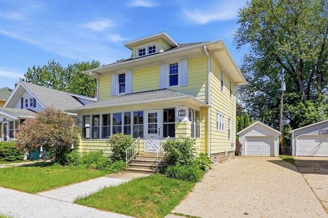 Building Photo - 3 Bedroom Fond Du Lac House