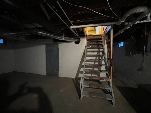 Building Photo - 411 Studebaker St