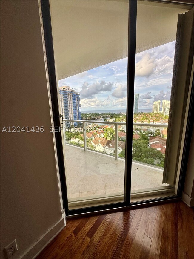 Building Photo - 19500 Turnberry Way