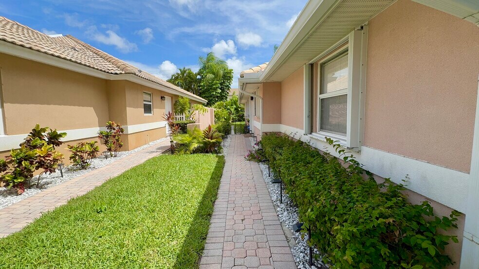 Building Photo - 5465 Grande Palm Cir