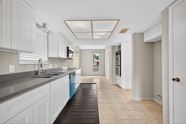 Building Photo - 2042 Hilton Head Dr
