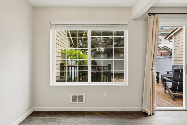 Building Photo - For Lease $2950/Month: Beautifully updated 2/Bdrm Townhome with large Bonus Room