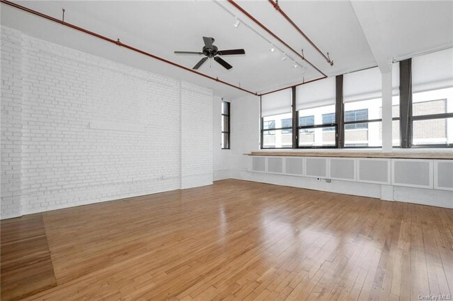 Building Photo - 52 Webster Ave