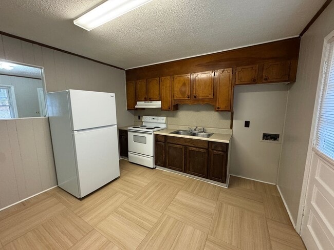 Building Photo - Available to Show