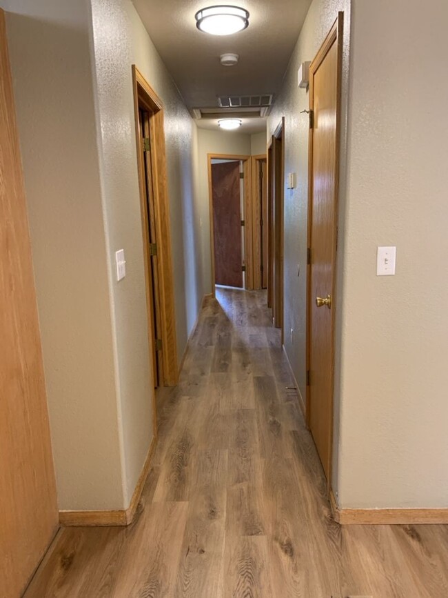 Building Photo - STUDENTS WELCOME! 3 Bed, 2 Bath Duplex in ...
