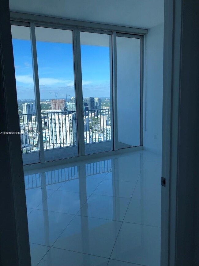 Building Photo - 2020 N Bayshore Dr