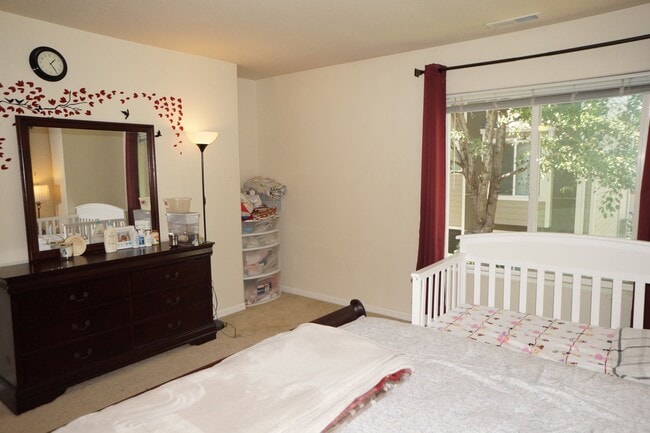 Building Photo - Beautiful Beaverton Townhouse