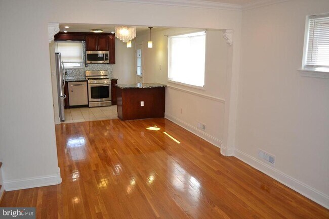 Building Photo - 425 Kennedy St NE