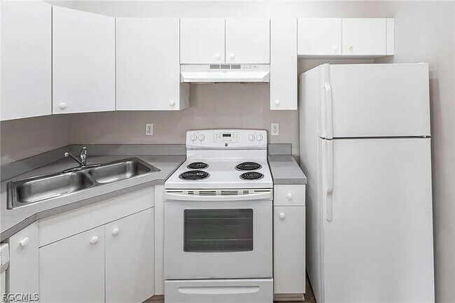 Building Photo - 2130 NE 8th Pl