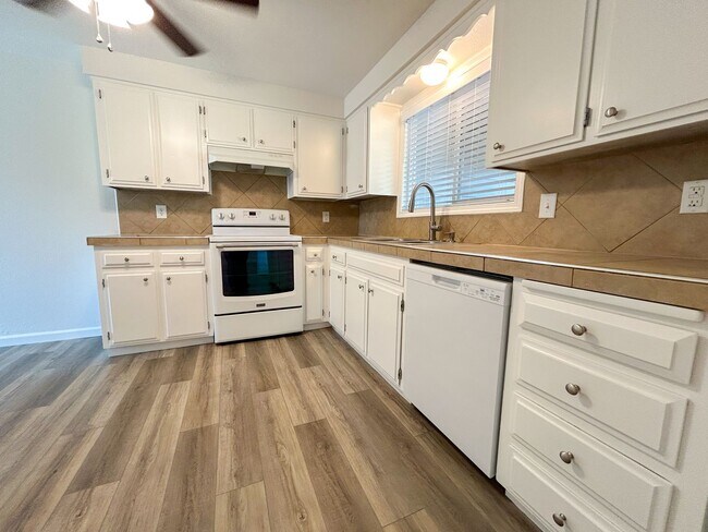 Building Photo - 1488 Warbler Dr SE